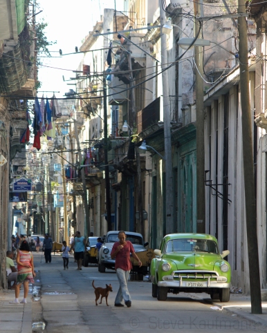 Street life La Habana Vieja, Cuba.